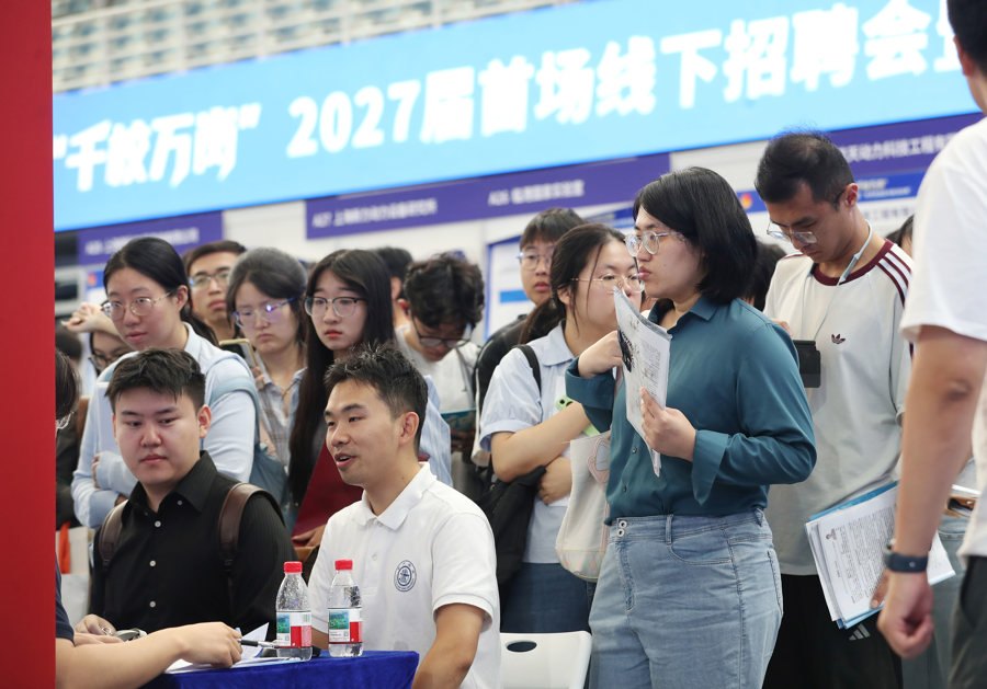 AI都能面试了，毕业生们为何涌入线下招聘会